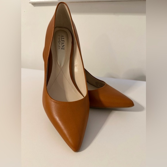 Alfani Size 7.5 Step ‘N Flex Pointed-Toe Pumps - Cognac Tan - Picture 12 of 16